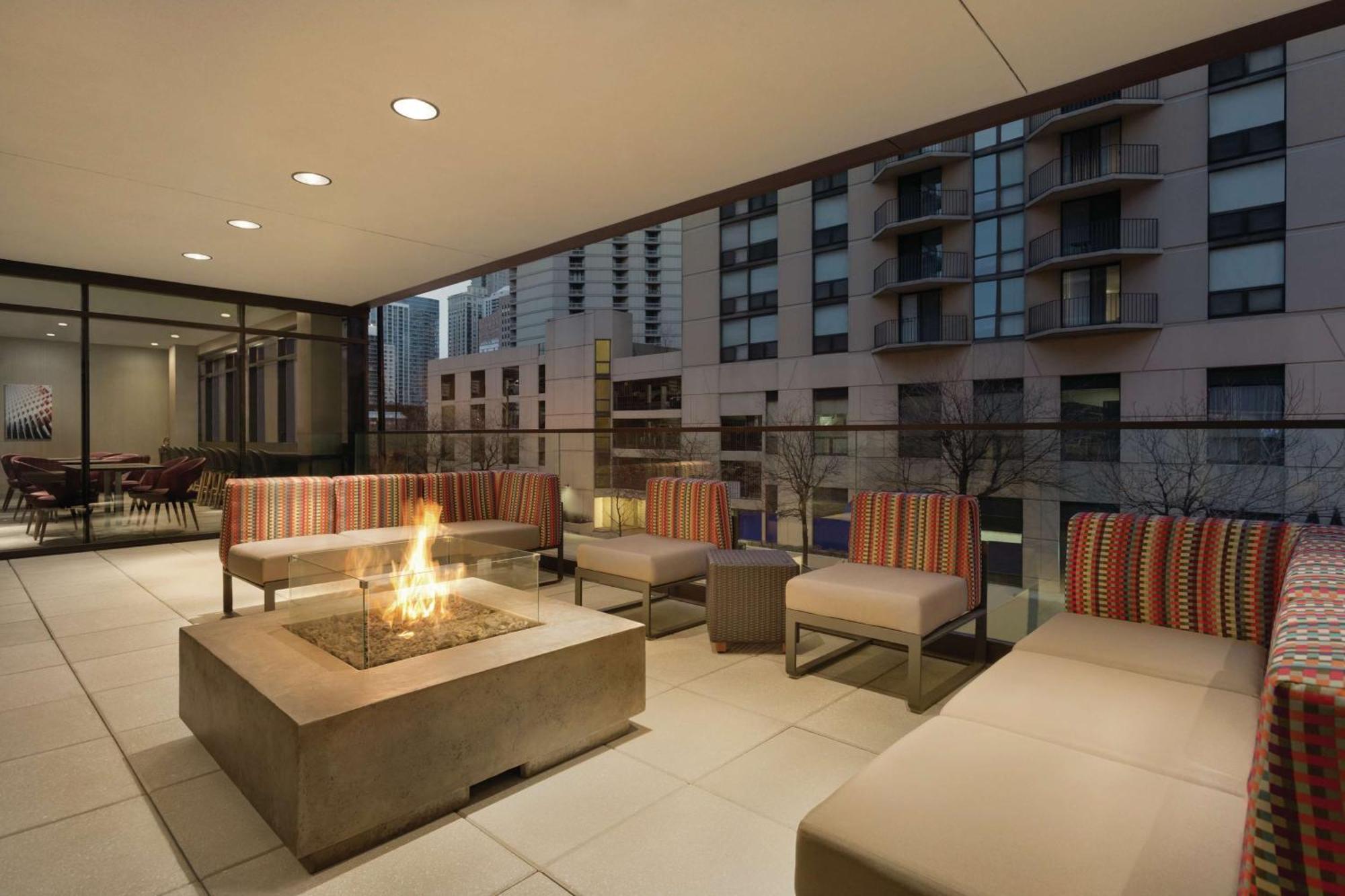 Home2 Suites By Hilton Chicago River North Exterior photo